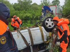 Автомобиль из реки Тамлык на Ставрополье достали спасатели