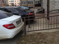 Автохам на «Мерседесе» перекрыл вход и выход из подъезда многоэтажки в Ставрополе