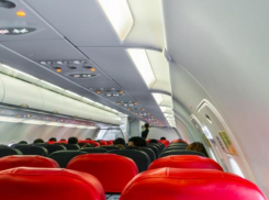 Летевший из Минвод самолет готовится к аварийной посадке из-за разгерметизации кабины пилотов