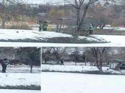 По едва замерзшему озеру гулял отец с детьми в парке Пятигорска