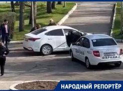 Схватили и увезли девушку на глазах горожан в Ставрополе