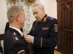 Рисковавших жизнью ради поимки преступника полицейских наградили на Ставрополье 