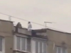 Опасные маневры девушки на краю крыши многоэтажки сняли на видео в Пятигорске