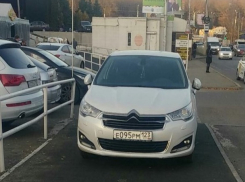 Паркуюсь как хочу: владелец белого «Ситроена» загородил велодорожку и вызвал насмешки жителей Ставрополя