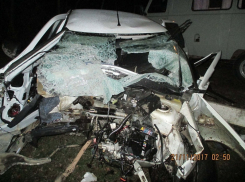 Водитель «Приоры» врезался в столб и пролетел восемь метров, пока не угодил в забор на Ставрополье