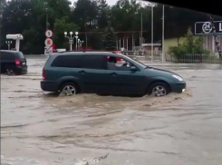 Многокилометровые пробки образовались из-за ливней в Пятигорске