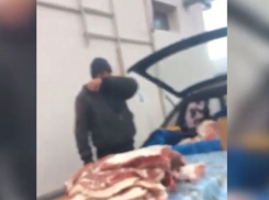 «Со всех районов везут странное мясо без справок и торгуют им у трассы», - жительница Изобильного