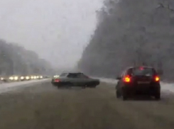 Водитель-лихач «газанул» на заснеженной дороге и устроил ДТП в Ставрополе