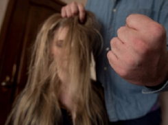 Житель Кисловодска сломал челюсть незнакомой женщине, после чего изнасиловал её