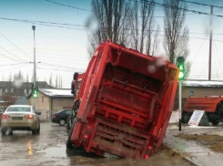 Мусоровоз провалился под асфальт в микрорайоне «Радуга»  в Ставрополе