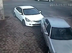 Ударившего чужую машину и трусливо уехавшего водителя ищут в Ставрополе