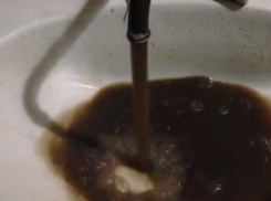 Грязной жидкостью в кране поздравил водоканал жителей района Ставрополья с первым днем весны