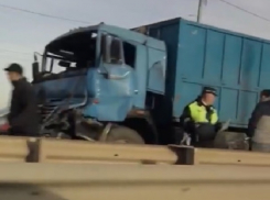 Фура с прицепом столкнулась с грузовиком и попала на видео в Ставрополе