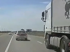Автохам на грузовике едва не «спихнул» на «встречку» женщину-водителя на Ставрополье 