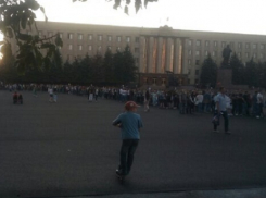 Концерт Басты вызвал невиданный ажиотаж и огромную очередь на площади Ленина в Ставрополе