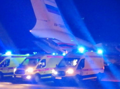 Шесть юных баскетболистов, пострадавших в аварии на Ставрополье, доставили на спецрейсе МЧС в Москву