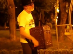 Загадочный шарманщик играет сказочную мелодию  в пятигорском парке