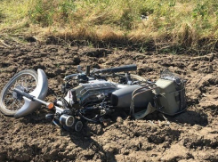 Превысивший скорость мотоциклист без прав и шлема перевернулся и погиб на Ставрополье