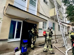 Пять человек спасли из охваченного огнем жилого дома в поселке на окраине Пятигорска
