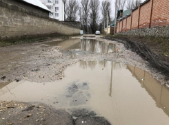 Жители Пятигорска просят власти сделать их пропащую дорогу