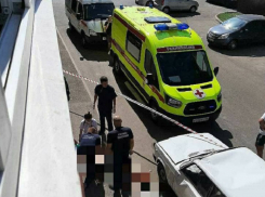 В Ставрополе с 9 этажа выпал и разбился насмерть 26-летний парень