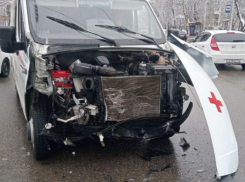 ​​Легковушка столкнулась с автомобилем скорой помощи в центре Ставрополя