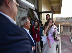 Любви без советов в студенческом общежитии пожелал молодоженам ставропольский губернатор Владимиров