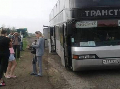 Автобус Ставрополь - Москва с маленькими детьми уже полдня стоит на трассе из-за серьезной поломки