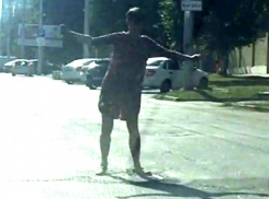 Странные танцы неадекватной ставропольчанки поразили водителей и попали на видео