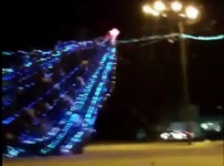 Ураганный ветер снес новогоднюю елку в селе на Ставрополье