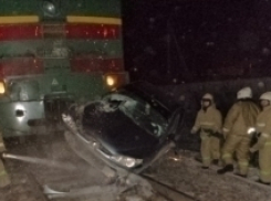 Поезд столкнулся с автомобилем на Ставрополье: есть пострадавшие