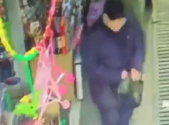 Мужчина украл женскую сумку с прилавка и попал на видео в Пятигорске