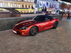 Припаркованный на тротуаре Dodge Viper с московскими номерами возмутил ставропольчан