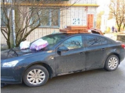 Неправильно припаркованное авто обложили мусором разгневанные горожане в Ставрополе