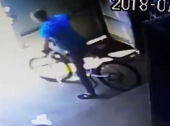 Вор «без комплексов» украл велосипед средь бела дня в Ставрополе