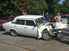 В Буденновске столкнулись два легковых автомобиля