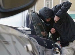 Наивный молодой человек пытался угнать автомобиль без аккумулятора на Ставрополье