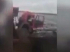 Три КамАЗа столкнулись на обледенелой трассе Ставрополья