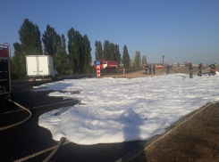 Огромный бензовоз с  23 тоннами солярки опрокинулся на трассе вблизи Ставрополя