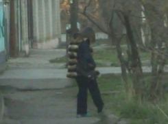 Женщина в полосатой куртке делала закладки наркотиков на улице Пятигорска и попала на видео