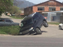 Внедорожник поднялся в воздух после попадания в яму в Пятигорске