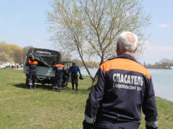 Спасатели извлекли машину из озера в Кочубеевском районе