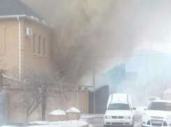 Сильный пожар в частном доме Железноводска попал на видео