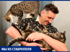 Разрывает хит-парады и воспитывает кошек: как живет солист группы «Градусы» из Ставрополя Руслан Тагиев в 2023 году 