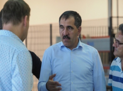 Главе Ингушетии Евкурову показали одноразовые скатерти и бутылки на Ставрополье