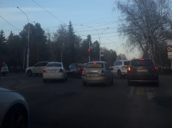 Автохам на белой иномарке ехал по «встречке» на перекрестке в Ставрополе 