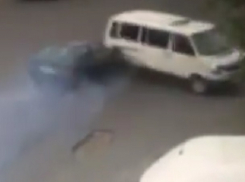 «Восьмерка» «влетела» в не уступивший ей дорогу микроавтобус в Пятигорске и попала на видео