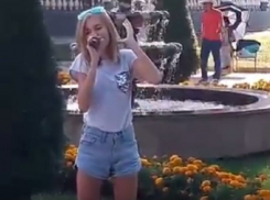 Уличная певица произвела фурор чувственным исполнением хита и попала на видео в Кисловодске