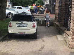 Паркуюсь как хочу: владелец «Мини купера» ежедневно занимает тротуар для пешеходов