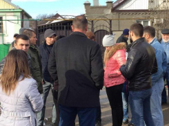 На митинг вышли жители посёлка Винсады Ставрополья в память о погибшем из-за полицейских водителе БМВ